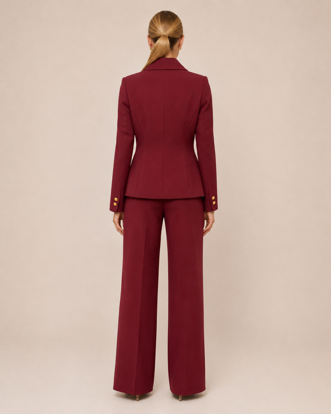 Veste Éliane — Tailleur Bordeaux & Boutons Dorés